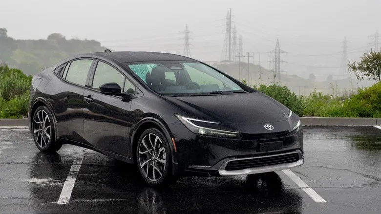 Động Cơ Hybrid Toyota Prius 2023: Hiệu Suất & Tiết Kiệm Nhiên Liệu