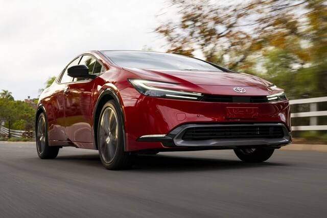 So Sánh Toyota Prius Plugin Hybrid với Các Đối Thủ Cạnh Tranh