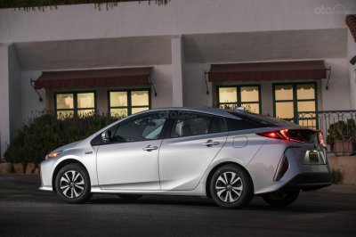 Toyota Prius Prime: So Sánh Chi Tiết Các Phiên Bản (Model Years)