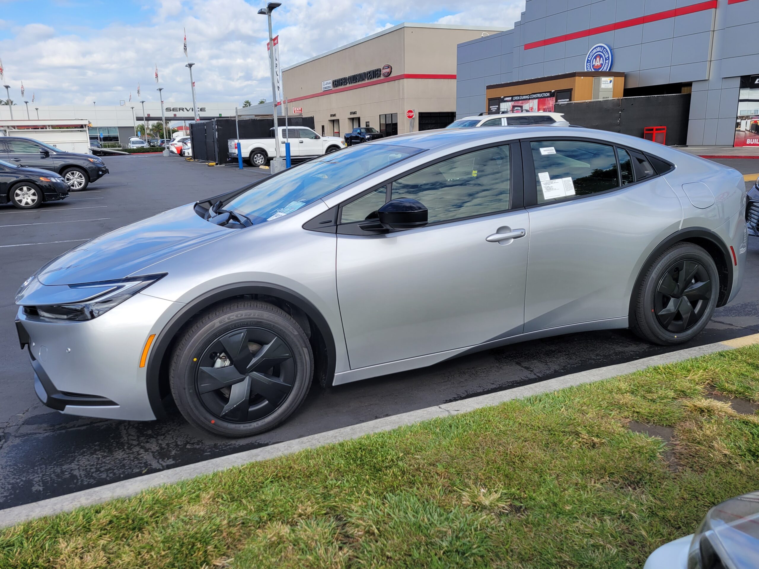 Đánh Giá Chi Tiết Nội và Ngoại Thất Toyota Prius Prime: Thiết Kế và Tiện Nghi