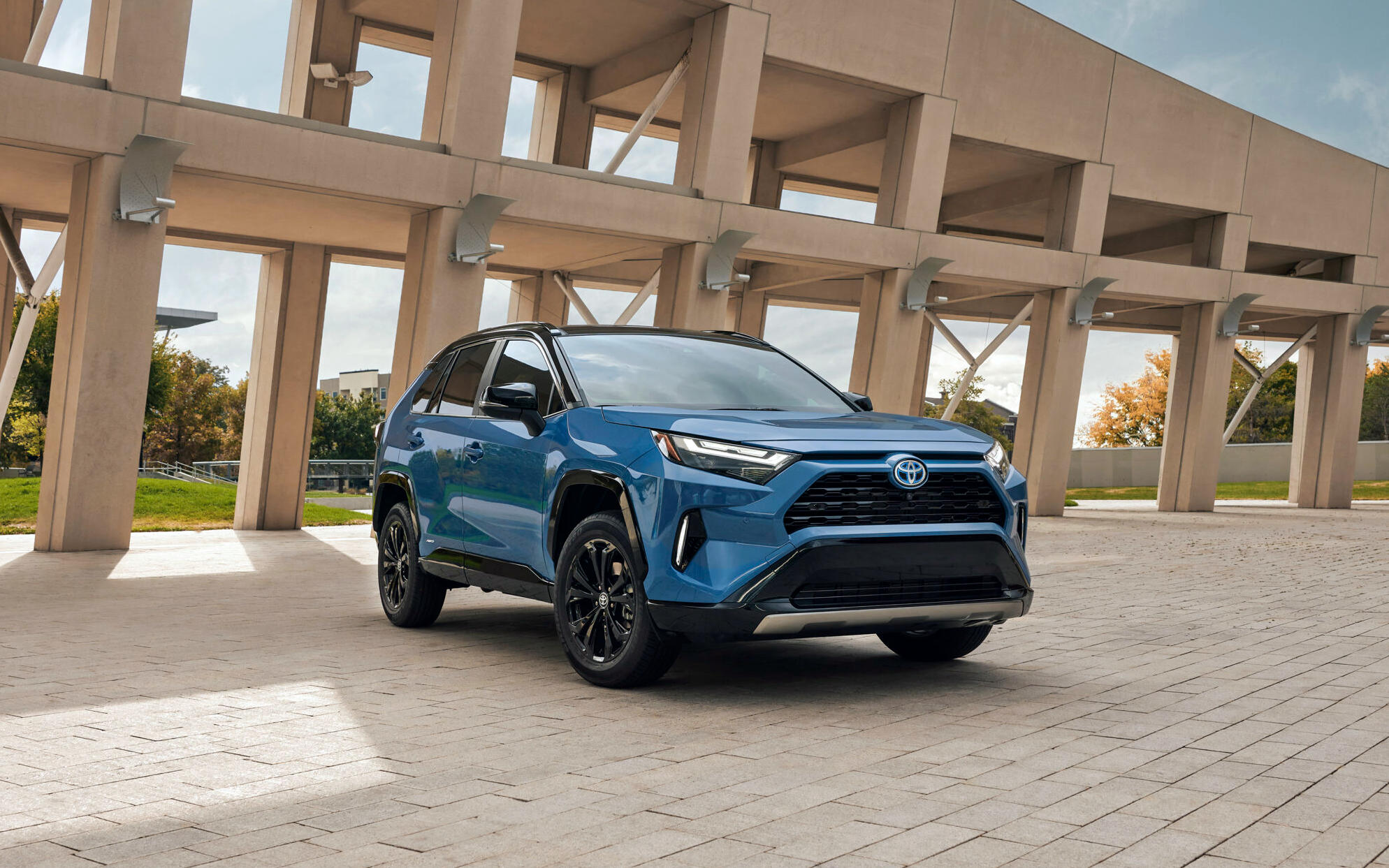 Giá Lăn Bánh Toyota RAV4 2024: Cập Nhật Mới Nhất & Ưu Đãi (Giải đáp User Intent chính: Tìm hiểu giá lăn bánh RAV4, bao gồm các chi phí và ưu đãi mới nhất).