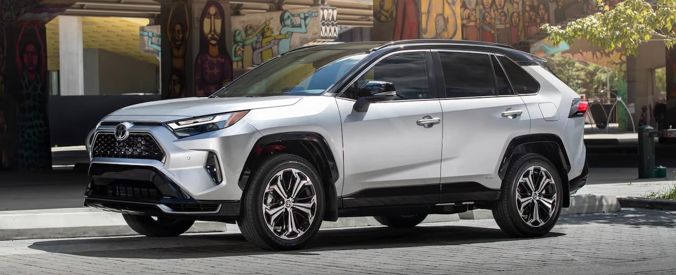 So sánh giá Toyota RAV4 Hybrid với các đối thủ cạnh tranh trong phân khúc (Mục đích: Đặt RAV4 Hybrid lên bàn cân với các xe khác, giúp người mua đánh giá lợi thế và bất lợi về giá.)