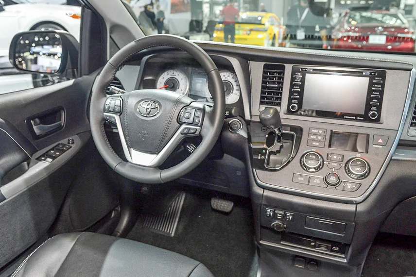 Khả Năng Vận Hành và An Toàn Toyota Sienna 2010 Limited: Trải Nghiệm Lái và Các Tính Năng An Toàn