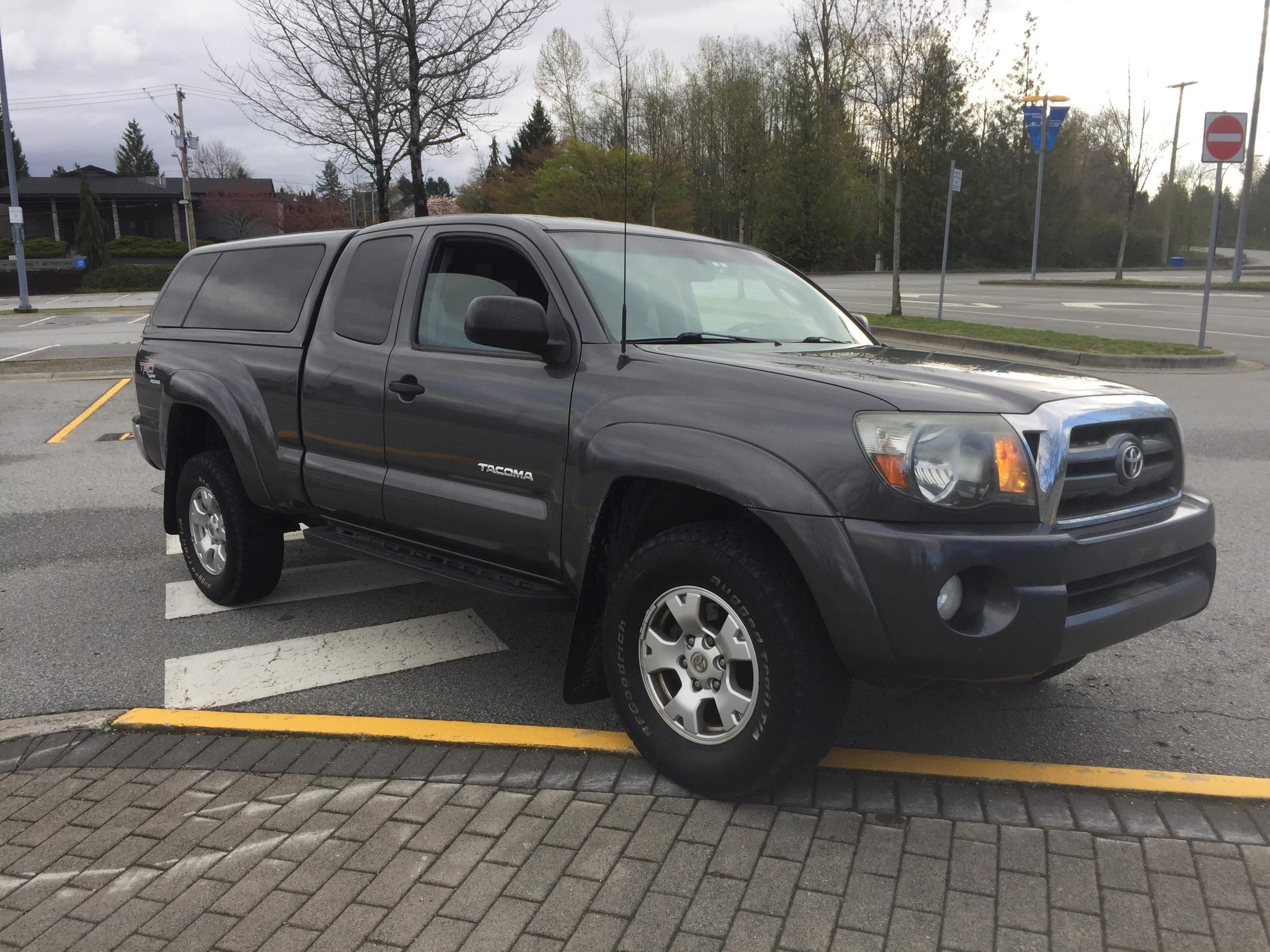 Kiểm Tra Toyota Tacoma Cũ: Hướng Dẫn Chi Tiết Trước Khi Mua (Mô tả: Checklist toàn diện các bước kiểm tra xe Toyota Tacoma cũ, từ động cơ đến khung gầm, để đảm bảo chất lượng và tránh rủi ro.)