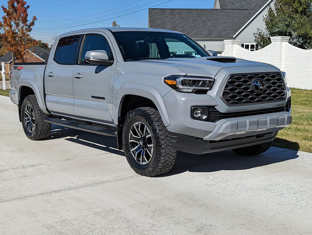 Nội thất và Tiện nghi: Khám phá không gian bên trong, các tính năng tiện ích và công nghệ hiện đại trên Toyota Tacoma TRD Sport.