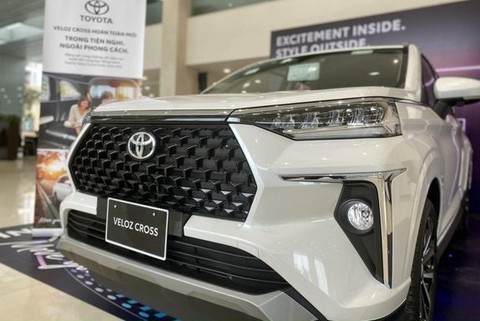 Toyota Veloz Cross CVT: Đánh Giá Chi Tiết Từ A Đến Z (User Intent: Cung cấp đánh giá toàn diện về xe)