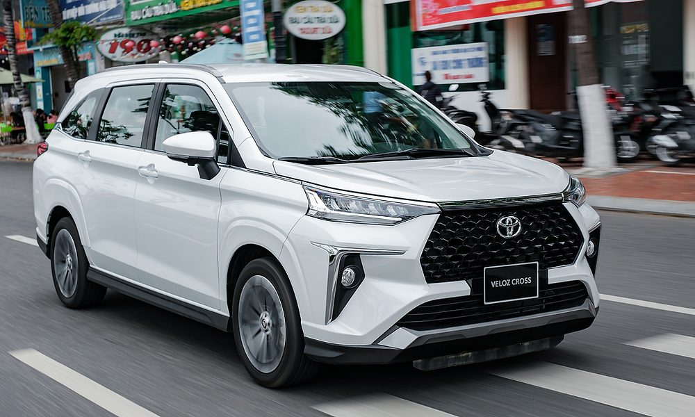 Nên mua Toyota Veloz phiên bản nào: So sánh giá cả và trang bị chi tiết (Mô tả: Đánh giá sự khác biệt về giá và trang bị giữa các phiên bản Veloz (Base, Top, Cross) để người dùng lựa chọn phiên bản phù hợp với nhu cầu và ngân sách.)