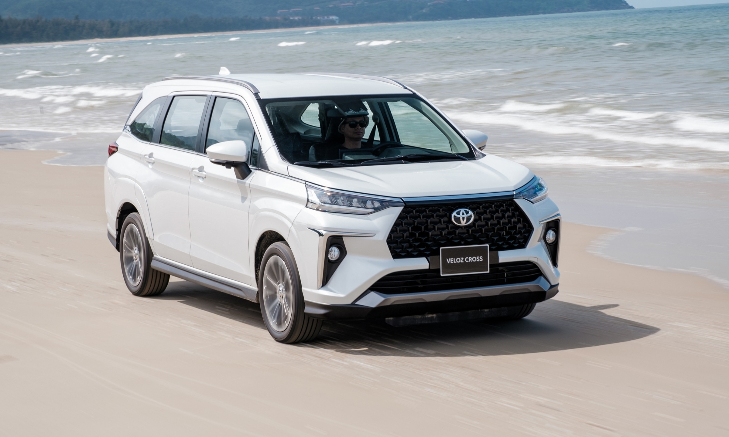 Đánh Giá Chi Tiết Nội Ngoại Thất Toyota Veloz Trắng: Tiện Nghi, Thiết Kế, và Chất Lượng Vật Liệu