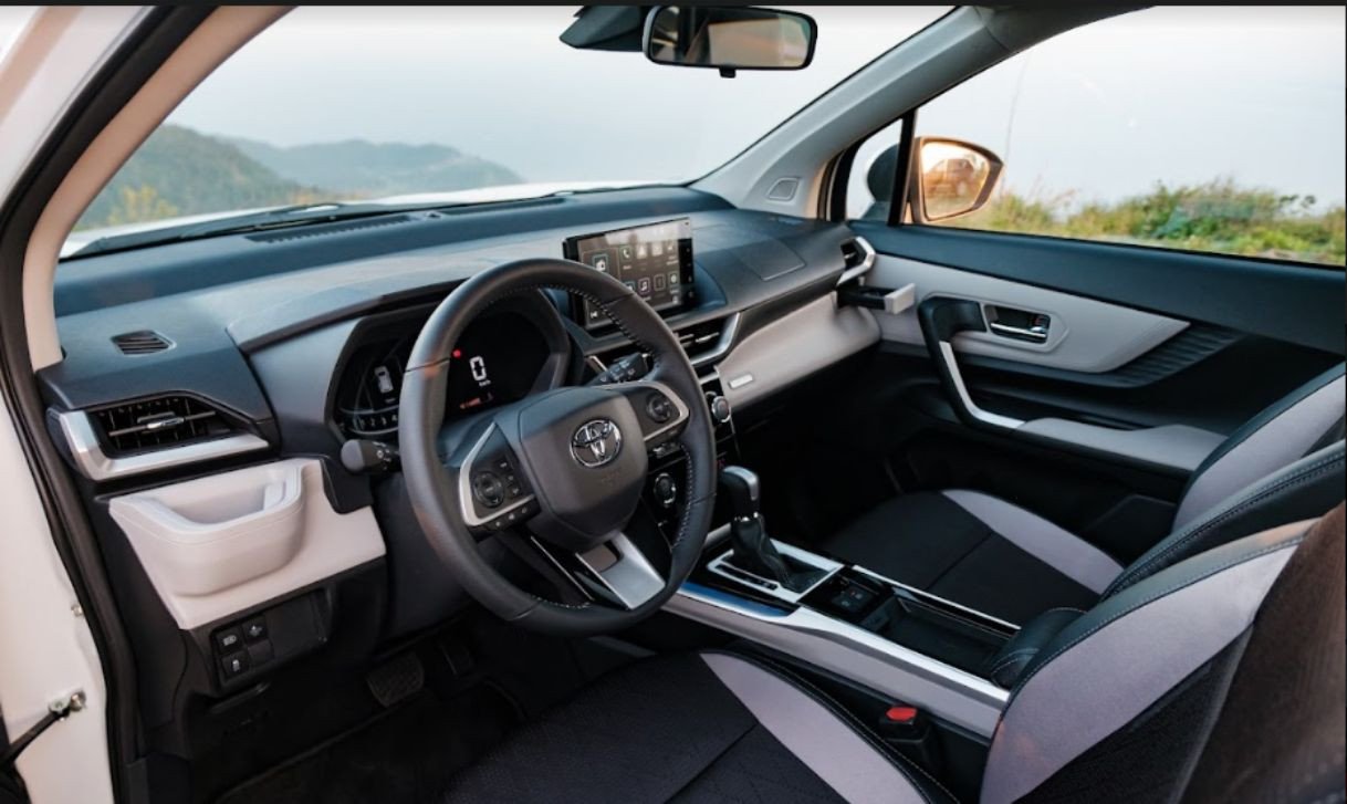 Đánh giá chi tiết ngoại thất và nội thất Toyota Veloz: Thiết kế, tiện nghi, và trải nghiệm người dùng (Khám phá các yếu tố thiết kế và trang bị bên trong và bên ngoài xe)