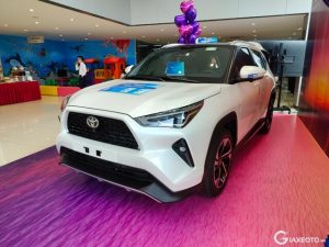 toyota yaris cross co cua so troi khong 4