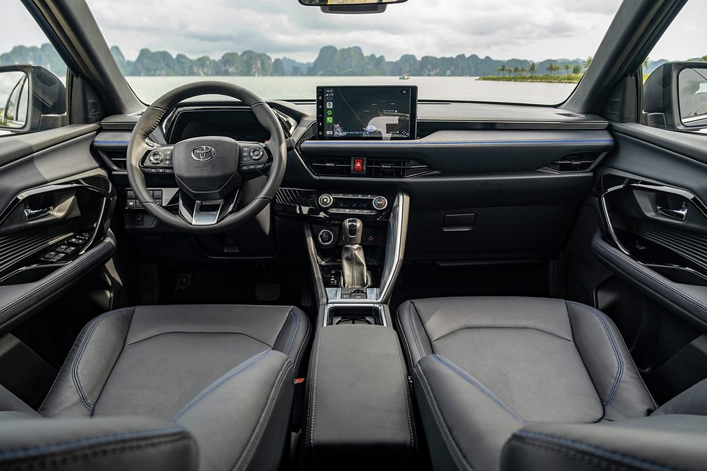 Đánh giá chi tiết Toyota Yaris Cross màu đen: Ngoại thất, nội thất, vận hành (Đi sâu vào đánh giá chi tiết các khía cạnh của xe, tập trung vào màu đen, từ thiết kế tổng thể đến các chi tiết nhỏ, cảm giác lái, và trải nghiệm người dùng.)