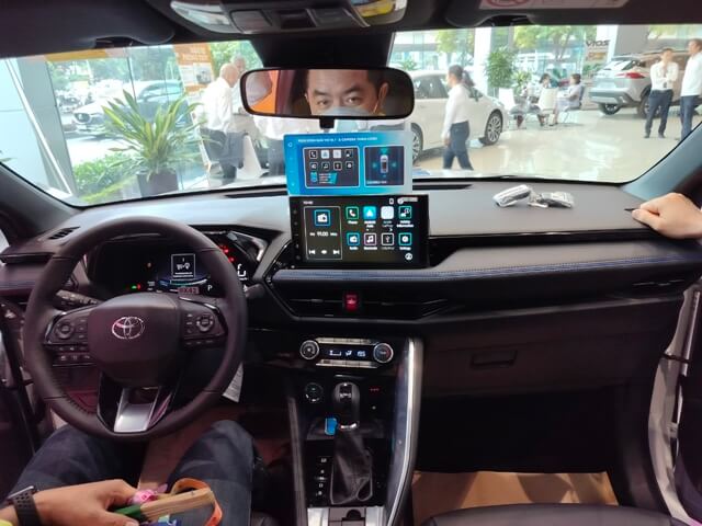 Khám Phá Chi Tiết Bảng Điều Khiển và Hệ Thống Giải Trí Toyota Yaris Cross: Tính Năng, Kết Nối và Trải Nghiệm Người Dùng (Đi sâu vào một bộ phận quan trọng của nội thất, tập trung vào tính năng và trải nghiệm)