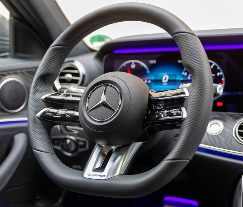 Vô Lăng MercedesAMG: Biểu Tượng Hiệu Suất và Đẳng Cấp