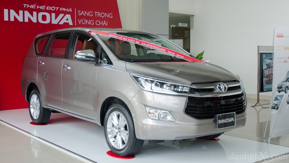 Toyota Innova 7 Chỗ: Tổng Quan, Ưu Điểm và Nhược Điểm (Mô tả: Đánh giá tổng quan về xe Toyota Innova 7 chỗ, bao gồm các ưu điểm nổi bật, nhược điểm cần lưu ý và so sánh nhanh với các đối thủ cạnh tranh.)