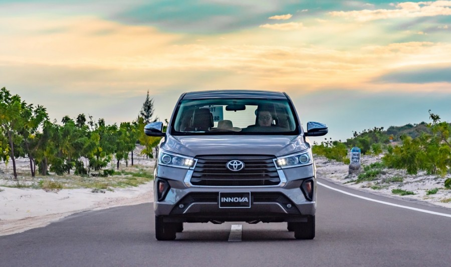 So Sánh Toyota Innova Với Các Đối Thủ 7 Chỗ: Ertiga, Xpander, Veloz Cross (Mô tả: So sánh trực tiếp Toyota Innova với các đối thủ cạnh tranh trong phân khúc xe 7 chỗ như Suzuki Ertiga, Mitsubishi Xpander, Toyota Veloz Cross về thiết kế, trang bị, vận hành, giá bán và độ bền.)