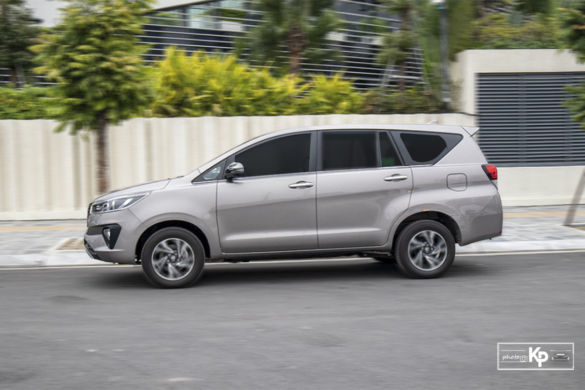 Có Nên Mua Toyota Innova 7 Chỗ Chạy Dịch Vụ? (Mô tả: Phân tích ưu nhược điểm của việc sử dụng Toyota Innova 7 chỗ cho mục đích kinh doanh dịch vụ vận tải hành khách, đánh giá chi phí vận hành, khả năng sinh lời và các yếu tố khác.)