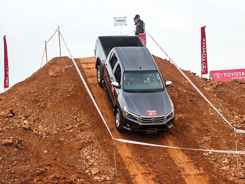 Thông Số Kỹ Thuật Toyota Hilux 2017: Động Cơ, Vận Hành, Tiện Nghi & Khả Năng OffRoad