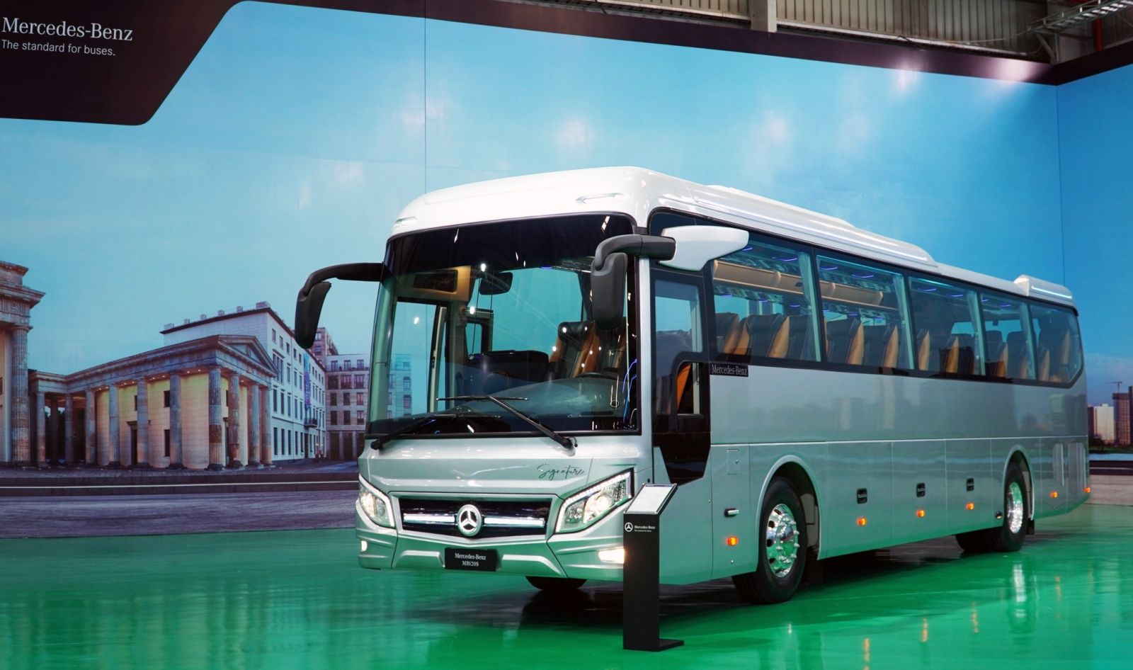 Xe khách Mercedes 45 chỗ: Biểu tượng của sự sang trọng và hiệu quả vận tải