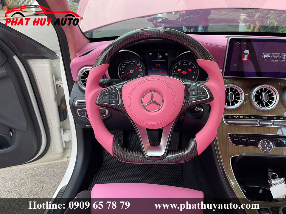 Chăm Sóc và Bảo Dưỡng Đặc Biệt Cho Xe Mercedes Màu Hồng