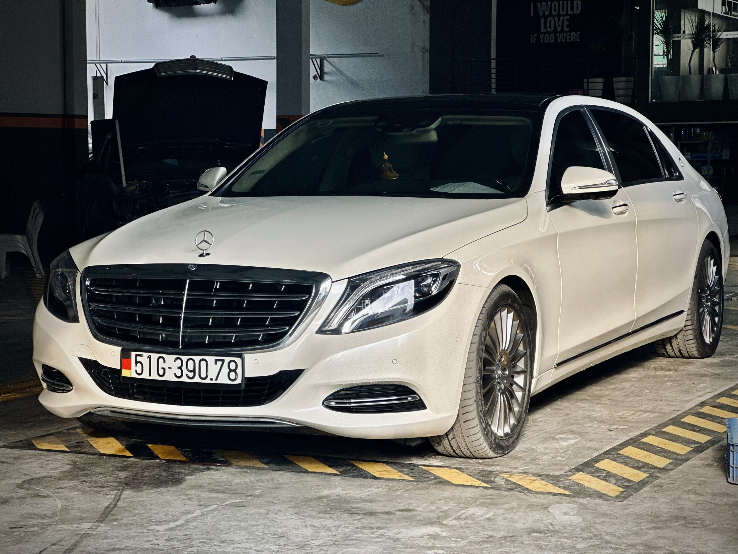 Hướng Dẫn Chăm Sóc và Bảo Dưỡng Xe Mercedes Màu Trắng Luôn Sáng Bóng