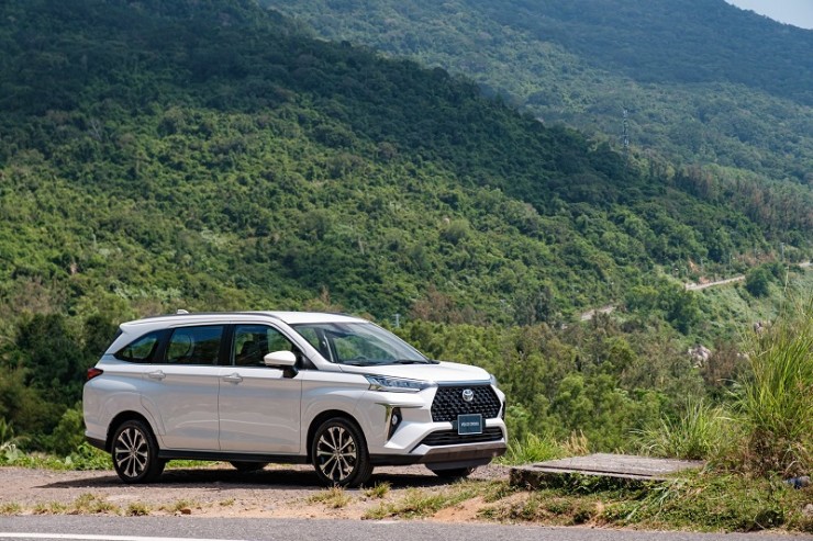 So sánh Toyota Veloz với các đối thủ trong phân khúc MPV 7 chỗ (User Intent: So sánh Veloz với các xe khác để đưa ra lựa chọn tốt nhất)