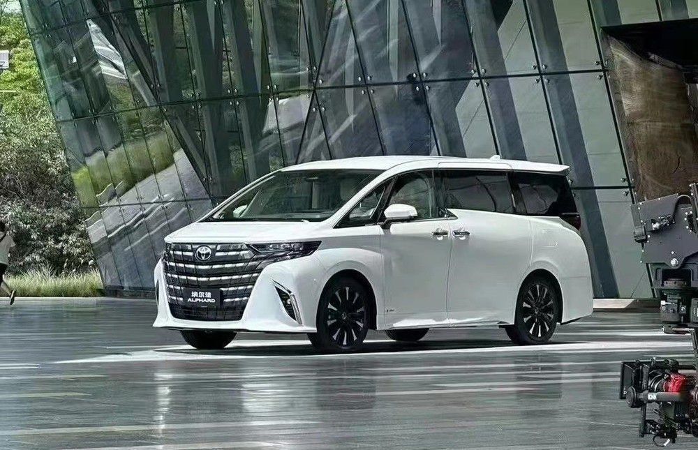Động Cơ, Vận Hành và An Toàn Toyota Alphard 2024: Trải Nghiệm Lái Xe Tuyệt Vời