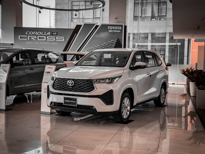 Đánh Giá Thiết Kế Nội Ngoại Thất Toyota Innova: Sự Thay Đổi Qua Các Năm (User Intent: Xem xét thiết kế, so sánh các phiên bản)