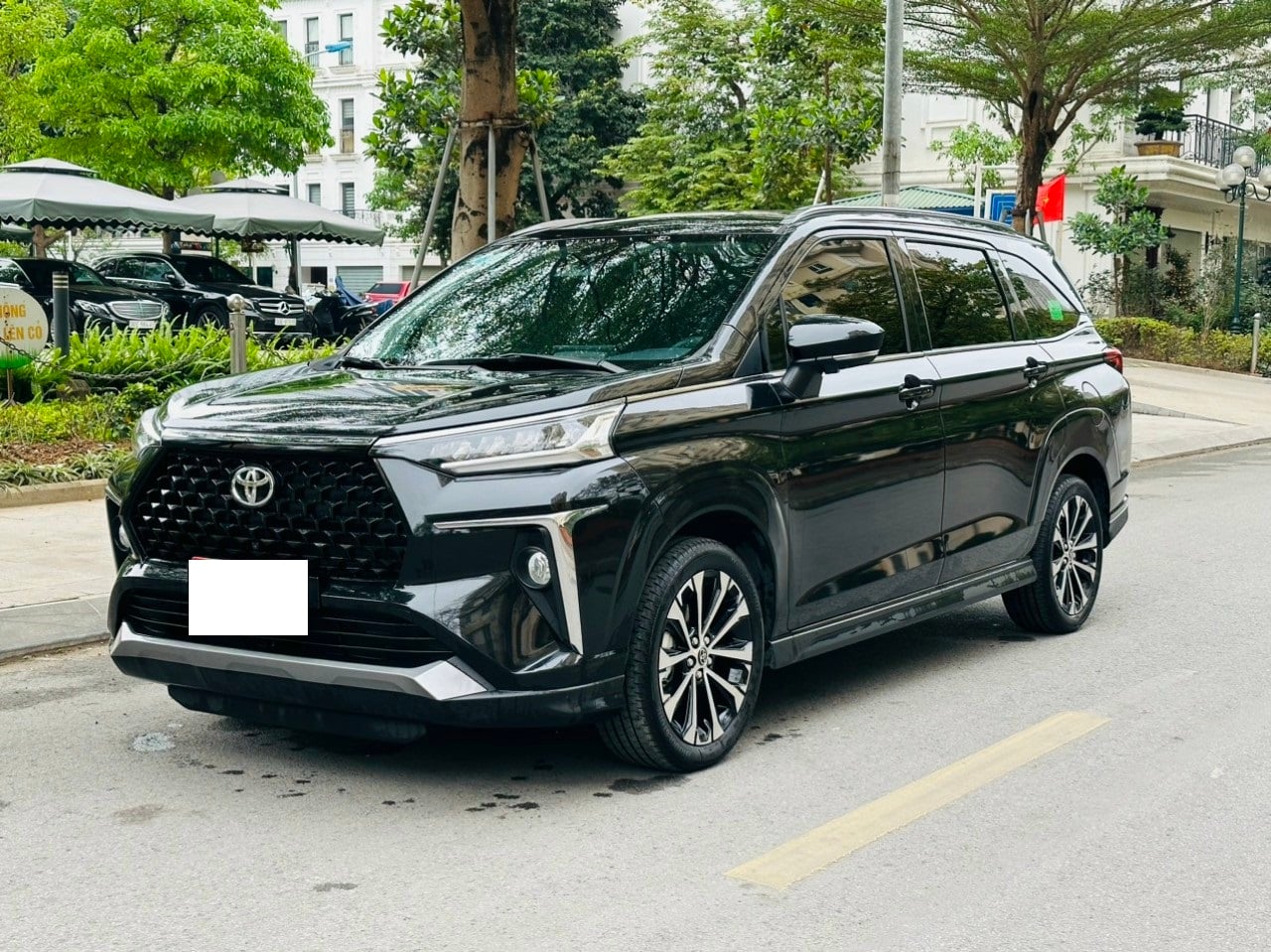 So sánh Toyota Veloz Cross với các đối thủ cạnh tranh: Hyundai Stargazer, Mitsubishi Xpander,... [User Intent: So sánh xe Veloz Cross với các xe khác để đưa ra quyết định mua hàng]