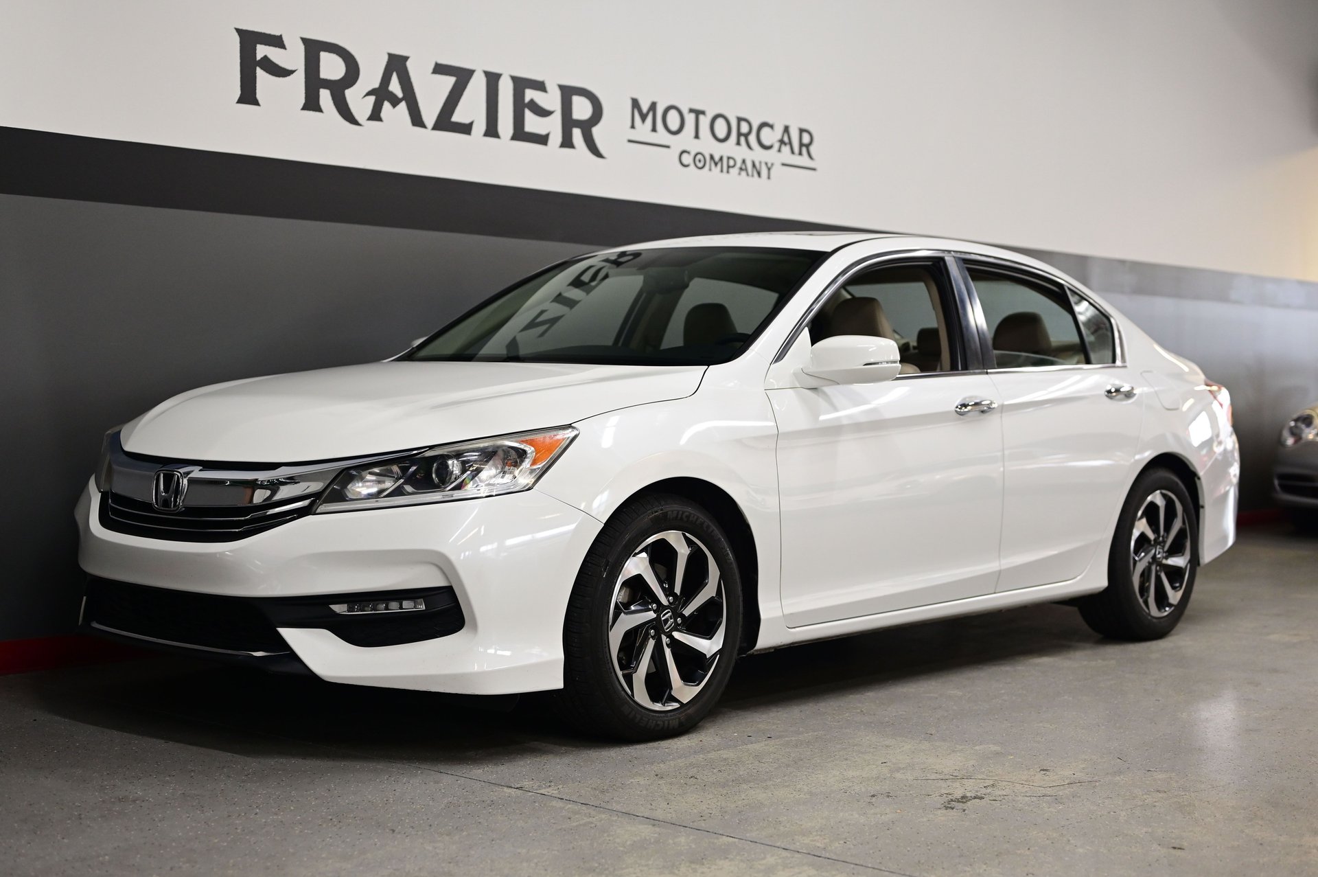2017 honda accord white - Hình 1