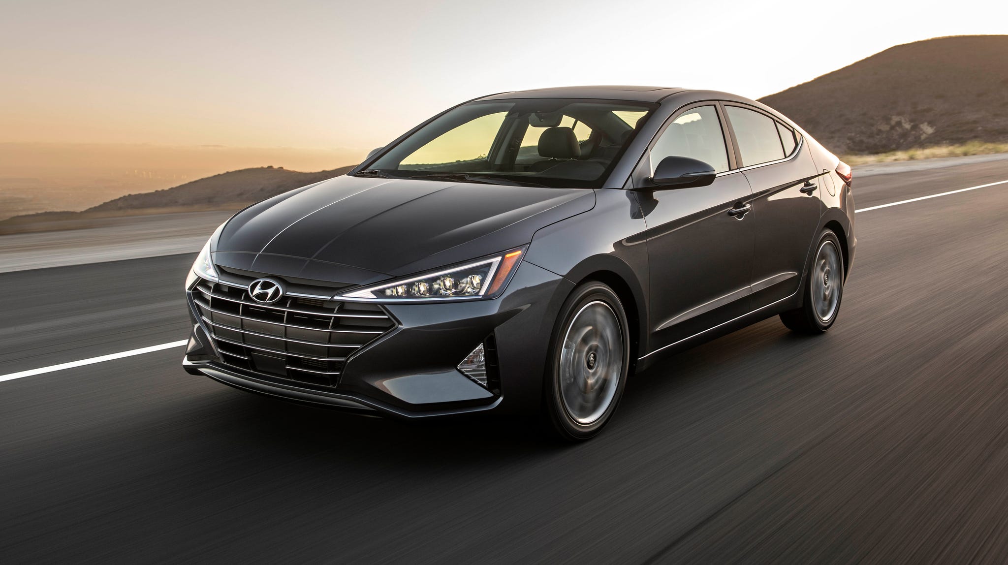 2020 hyundai elantra - Hình 2