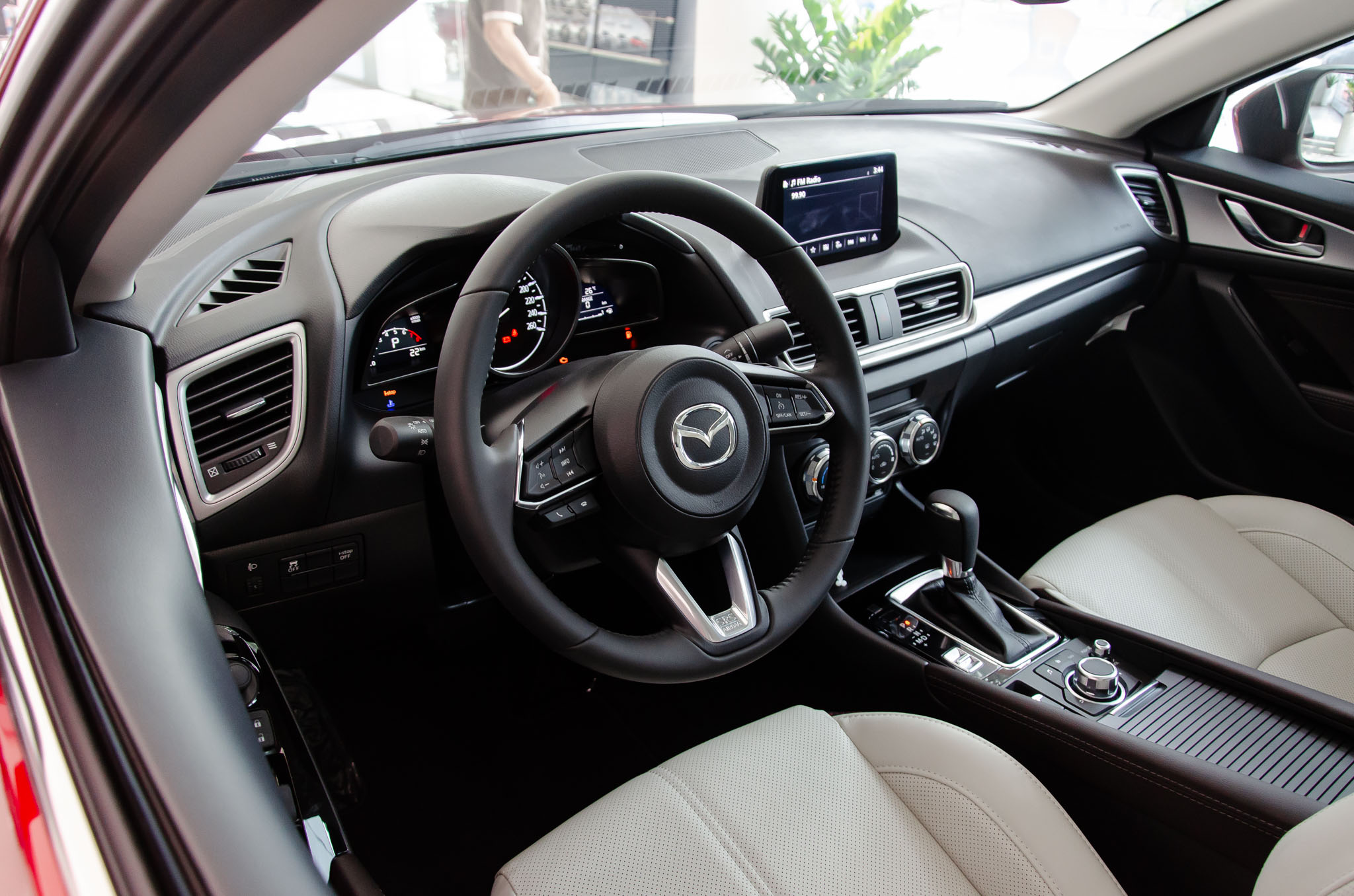 bên trong xe mazda 3 - Hình 3