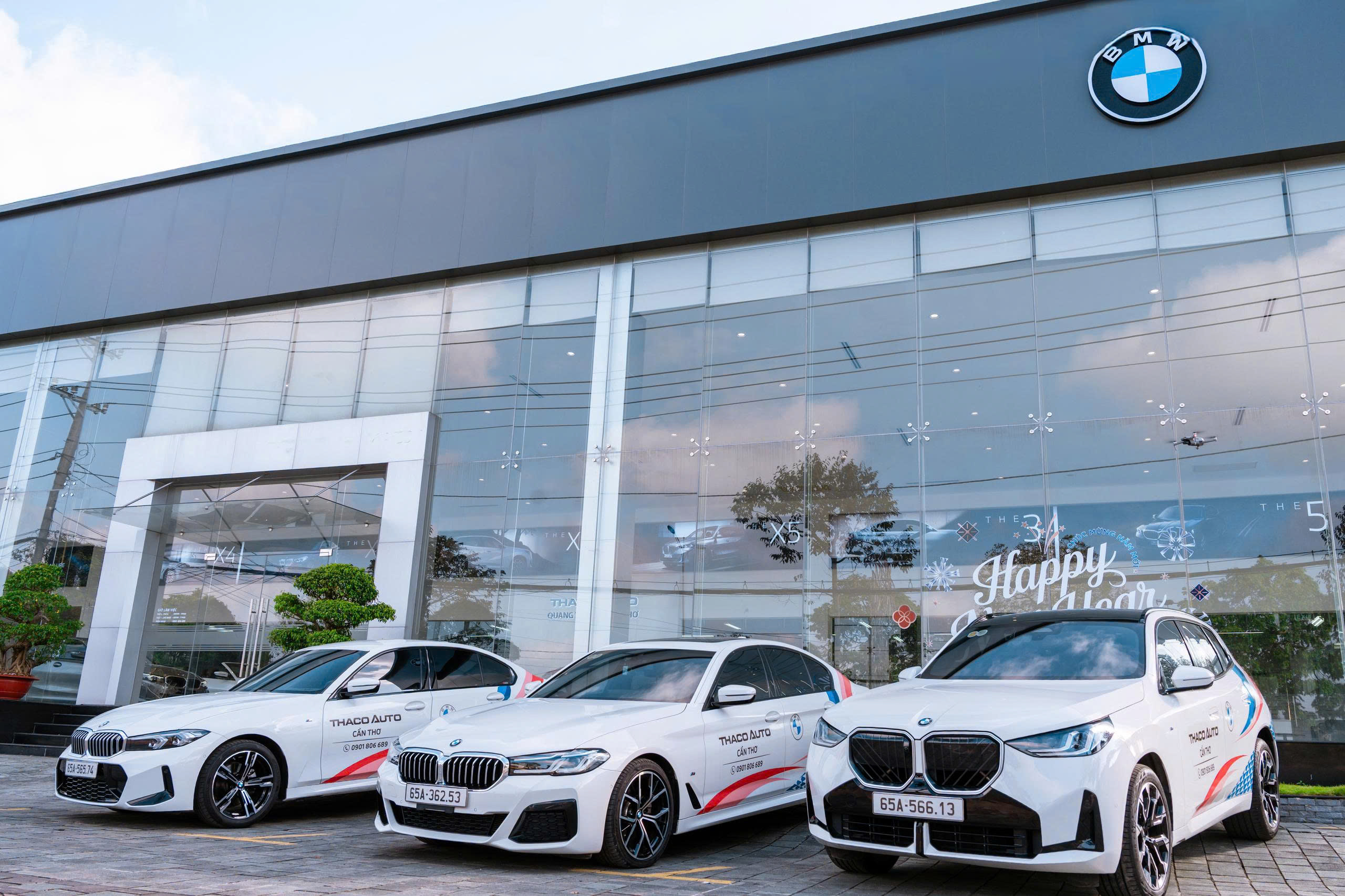 bmw showroom - Hình 3