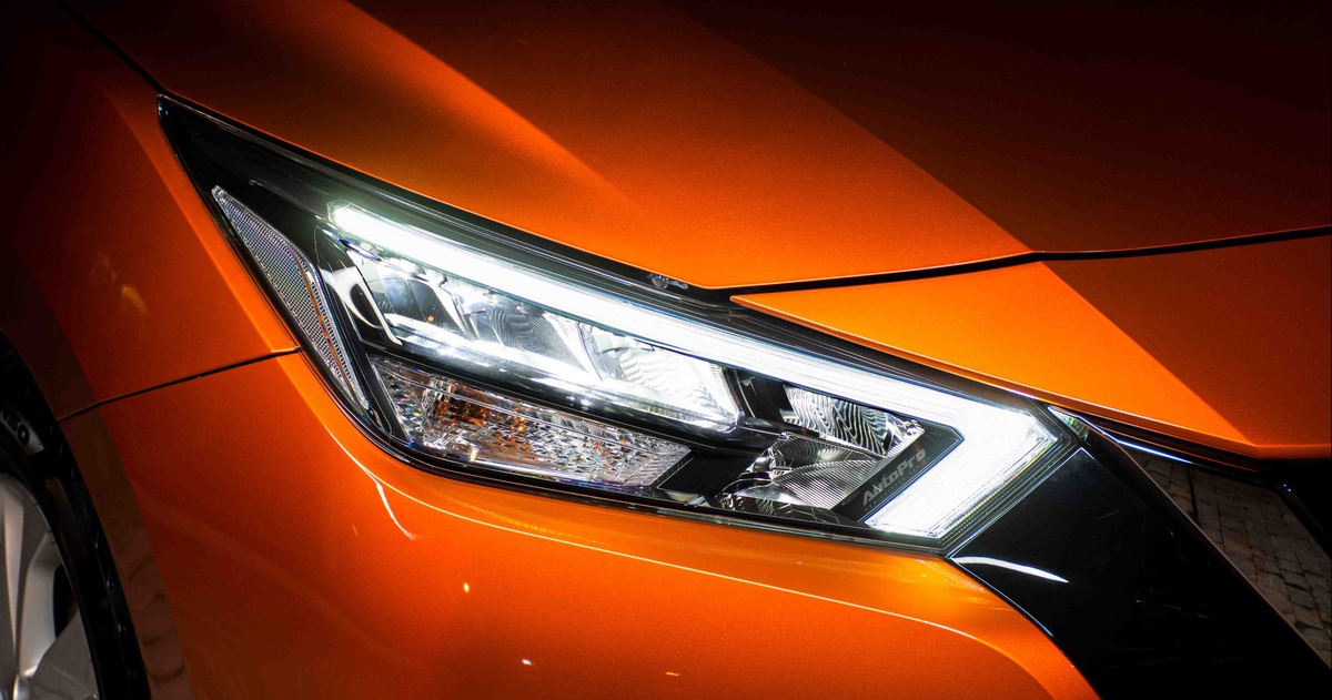 đèn pha nissan almera - Hình 3