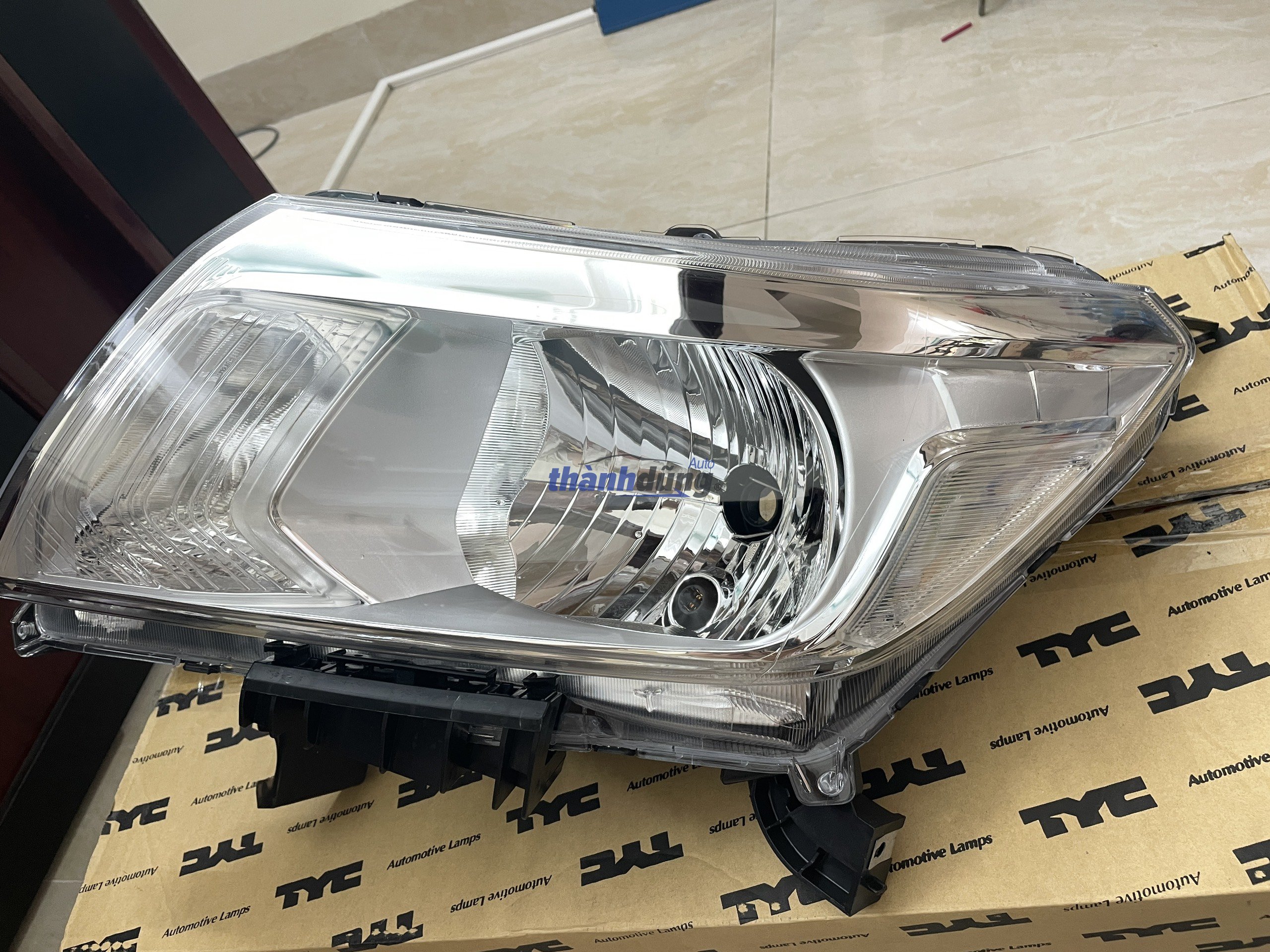 đèn pha nissan navara