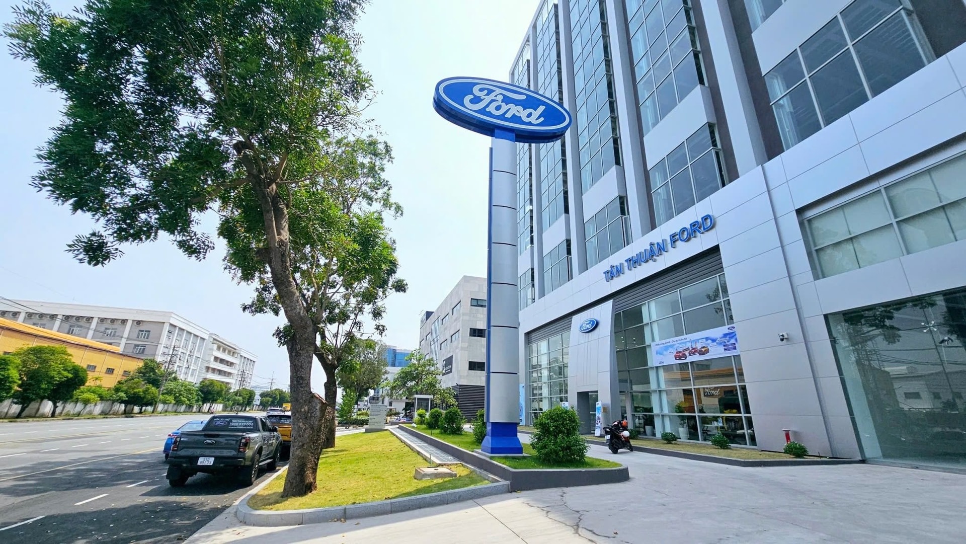 ford showroom - Hình 4