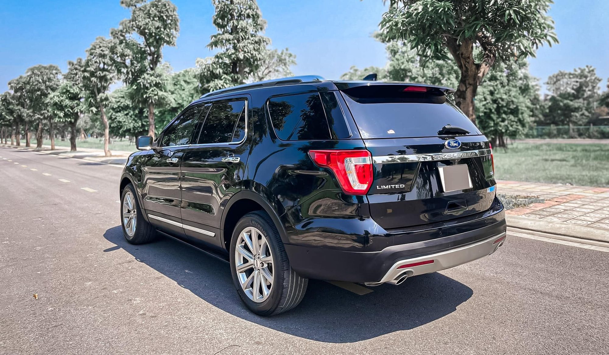 giá xe ford explorer cũ - Hình 4