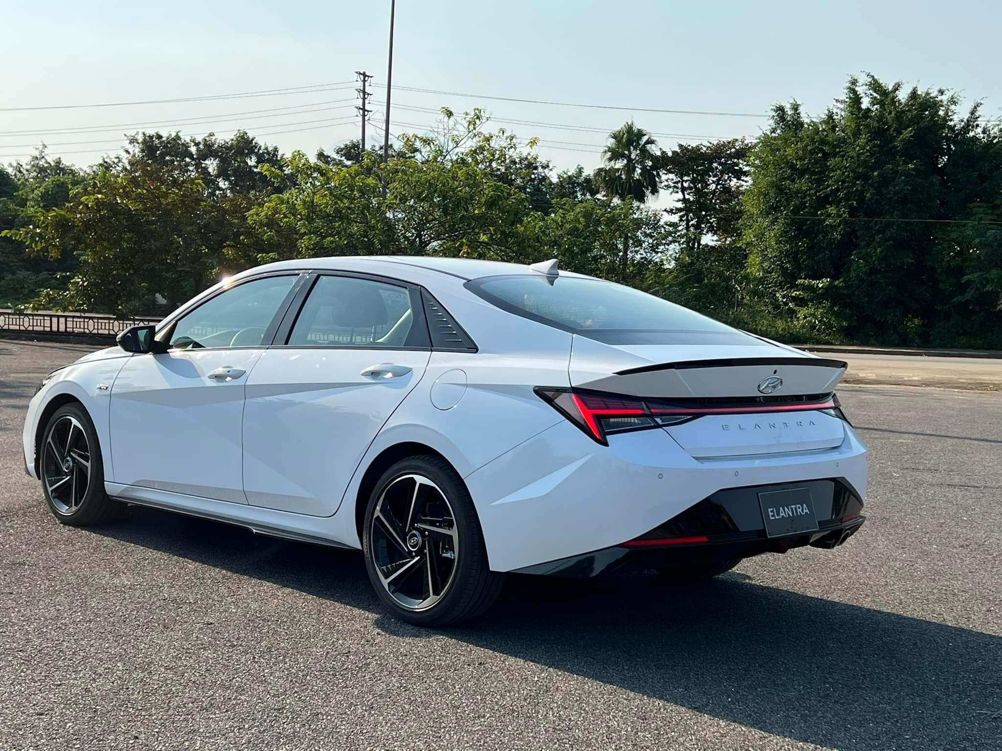 hyundai elantra giá - Hình 5