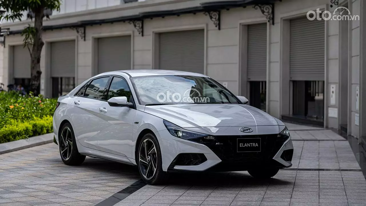hyundai elantra giá bao nhiêu - Hình 1