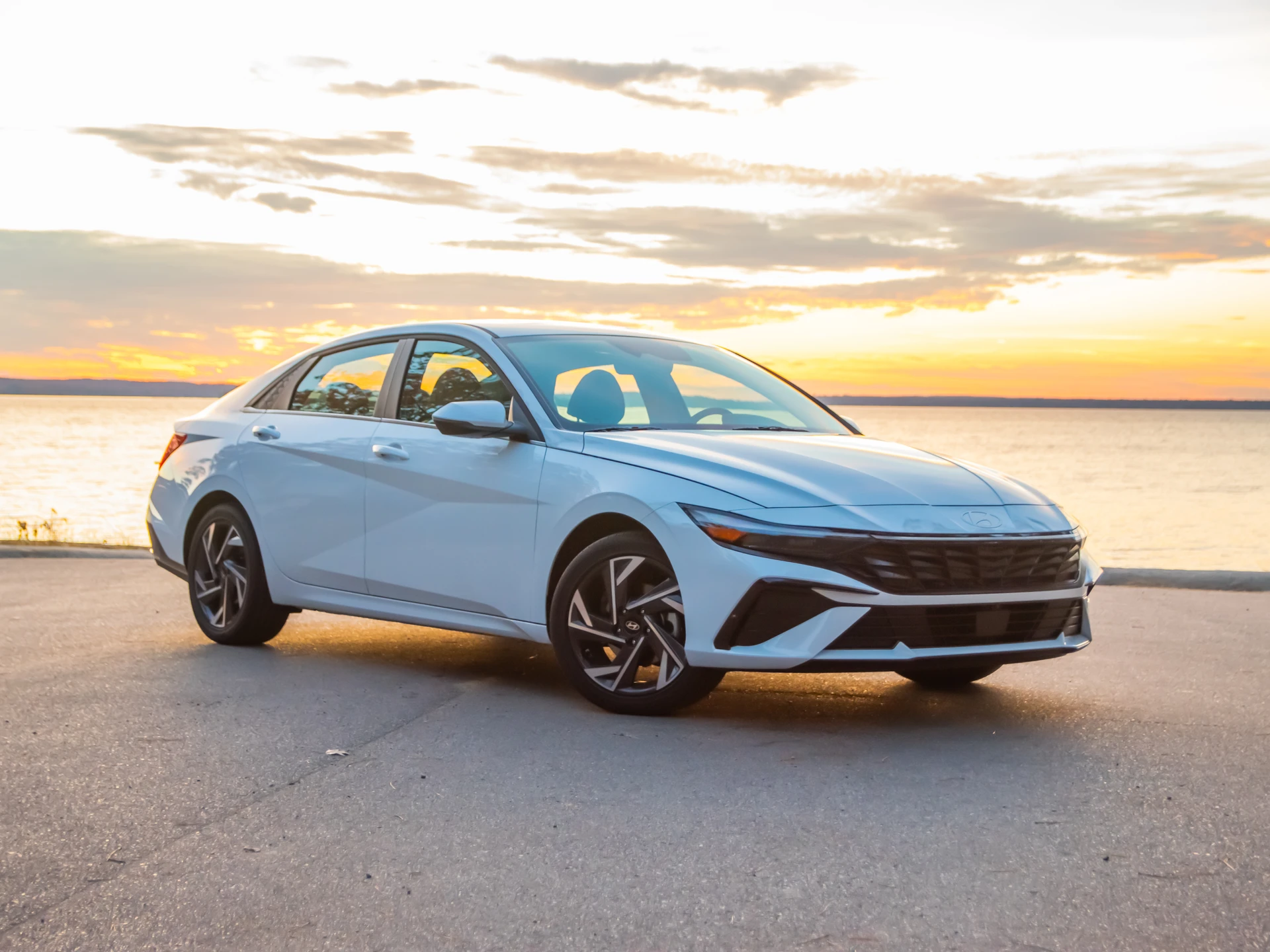 hyundai elantra hybrid - Hình 2