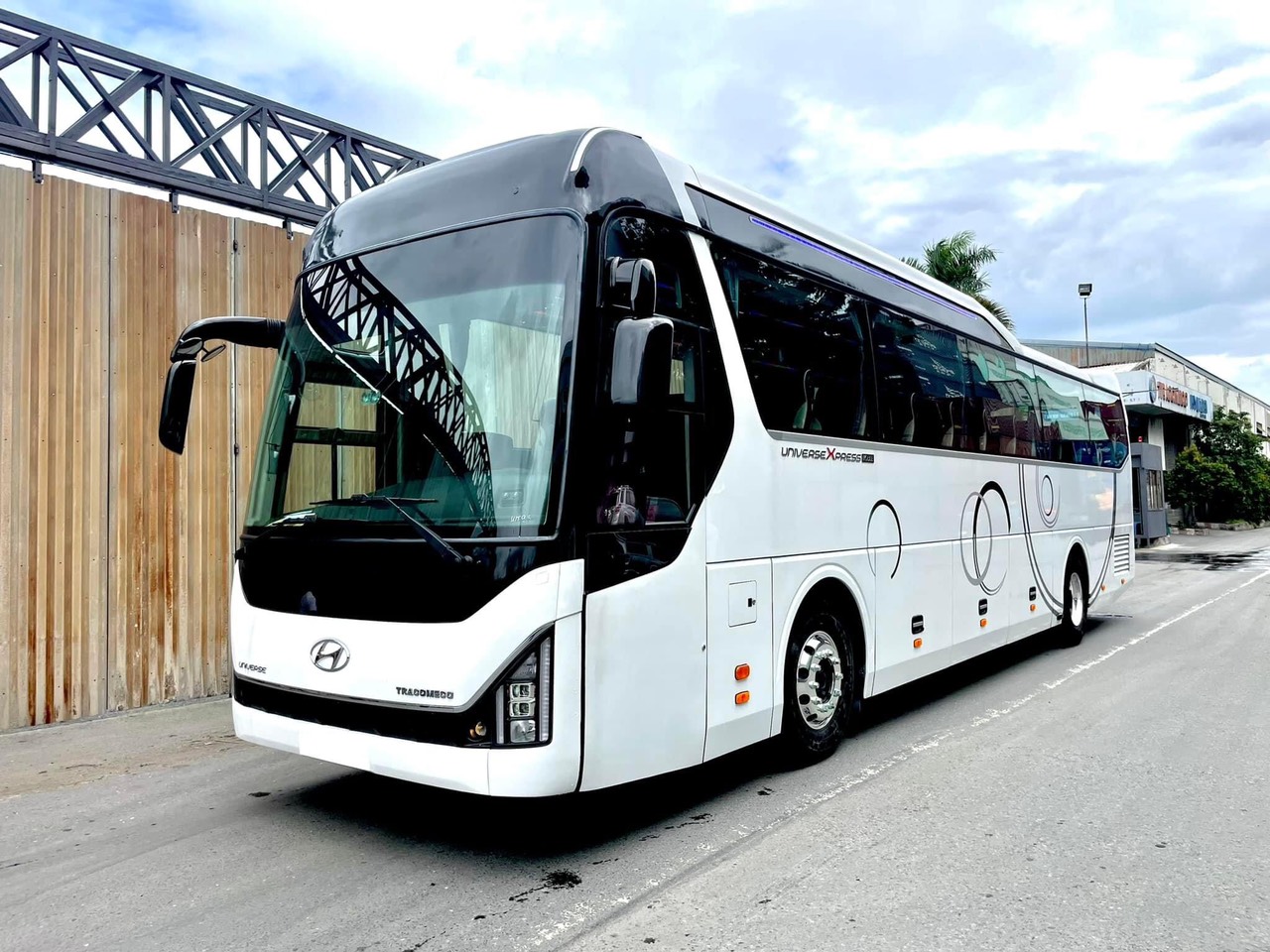hyundai universe noble - Hình 3