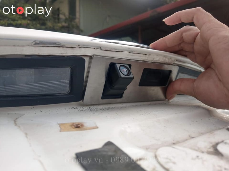 lắp bảo vệ camera lùi mazda 3 - Hình 4