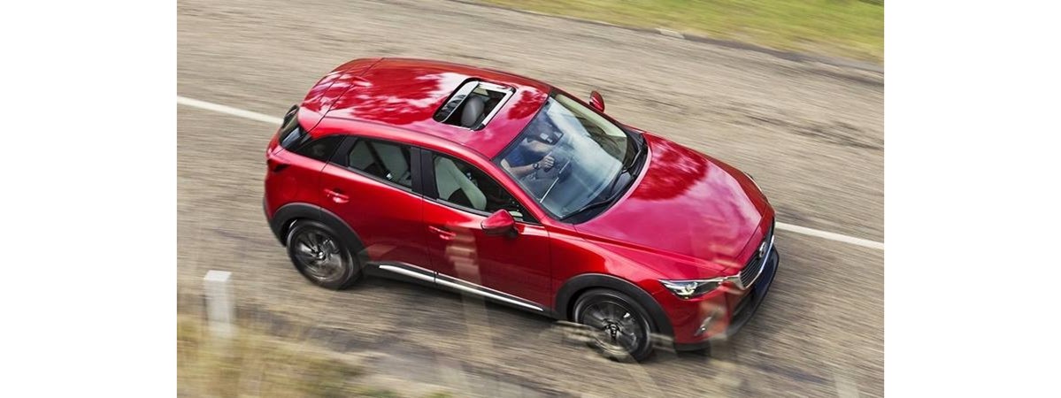 mazda 2 có cửa sổ trời không - Hình 2