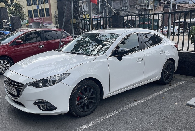 mazda 3 chật - Hình 2