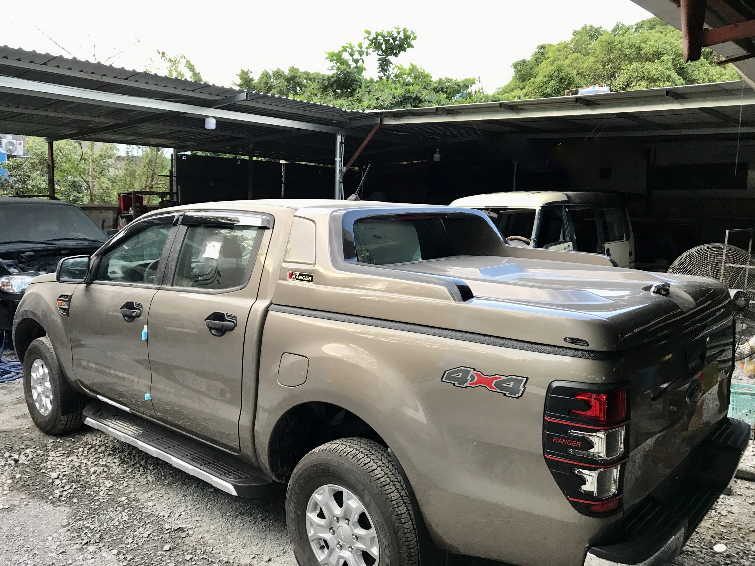 nắp thùng ford ranger - Hình 4