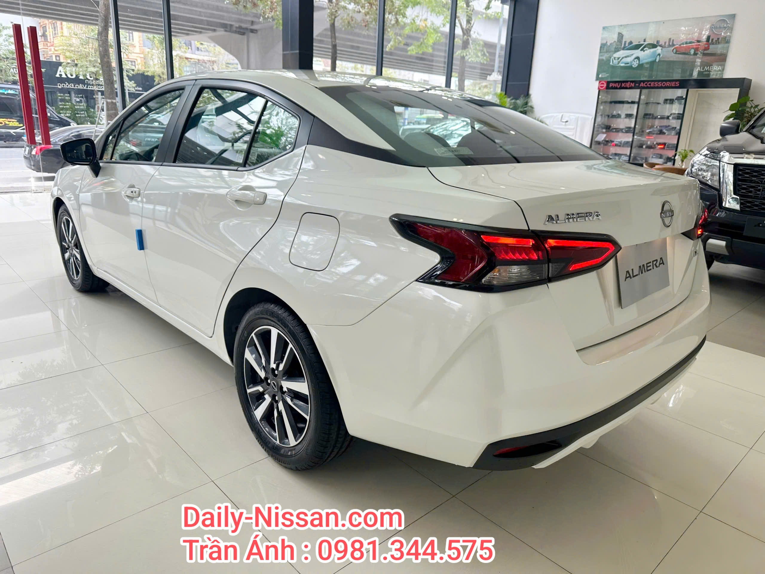 nissan 4 chỗ - Hình 3