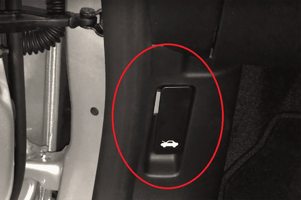 nút đổ xăng xe mazda 3 - Hình 2