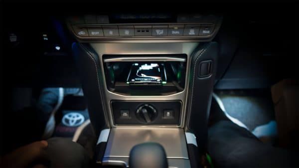 sạc không dây mazda 3 - Hình 4