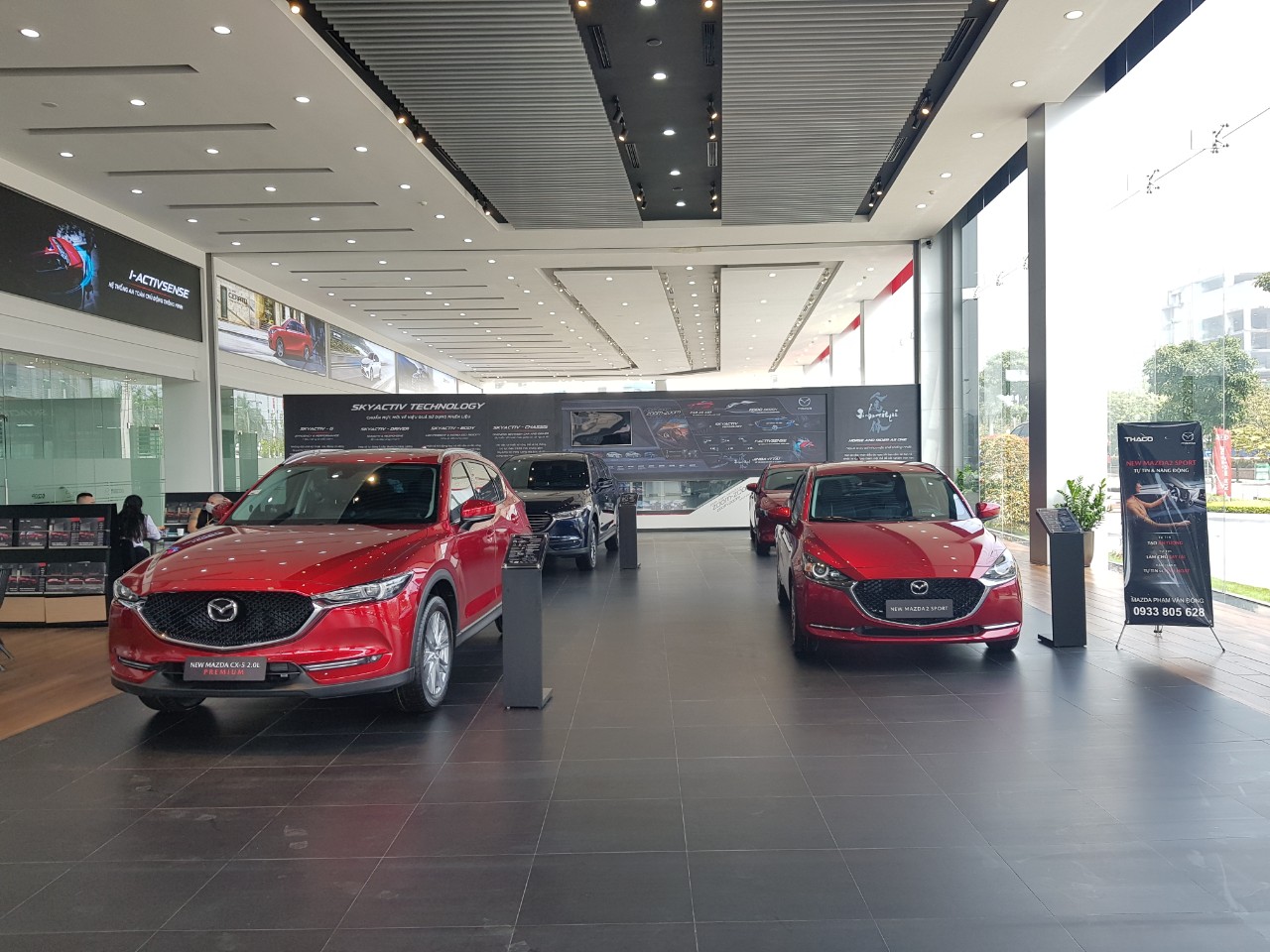 showroom mazda phạm văn đồng - Hình 2