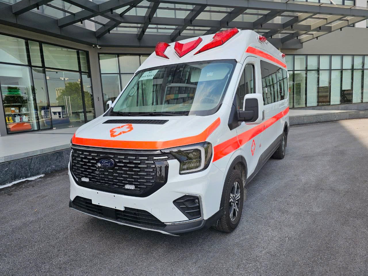 xe cứu thương ford transit - Hình 2