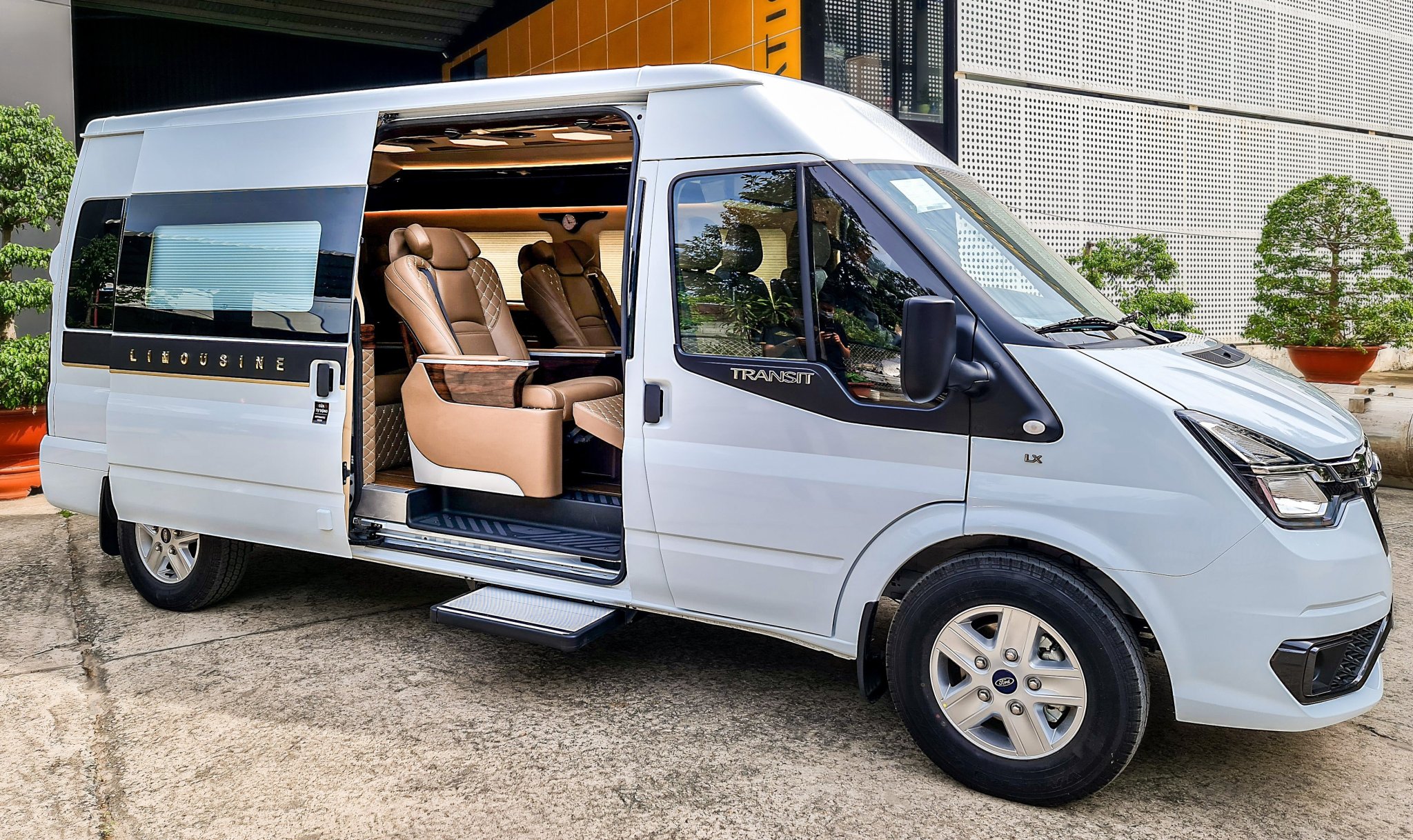 xe limousine ford transit - Hình 4